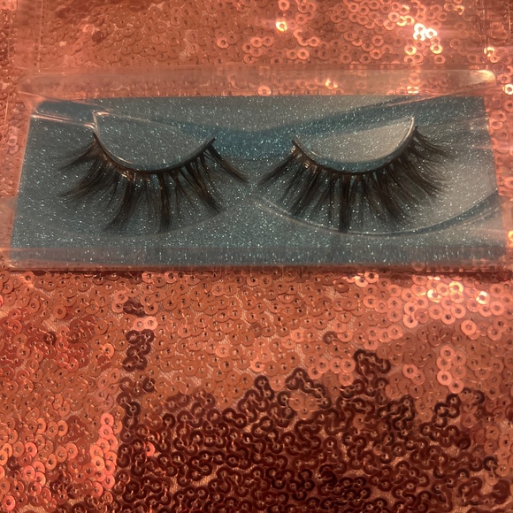 Lashes - Picture 8 of 16